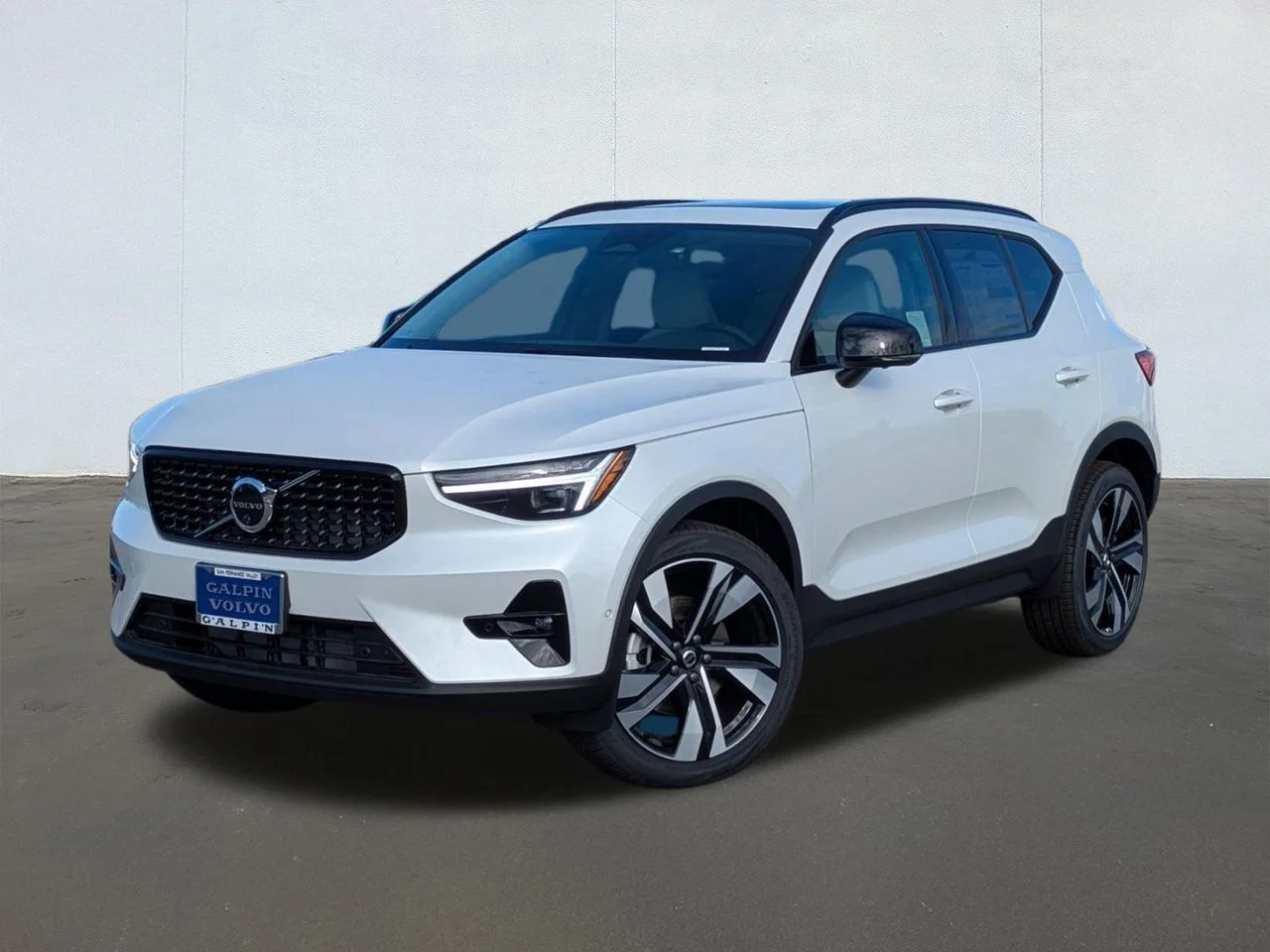 2026 Volvo XC40 B5 Ultra Dark AWD's photo