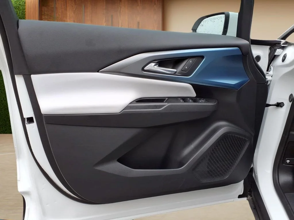 Used 2025 White Chevrolet LT image 19