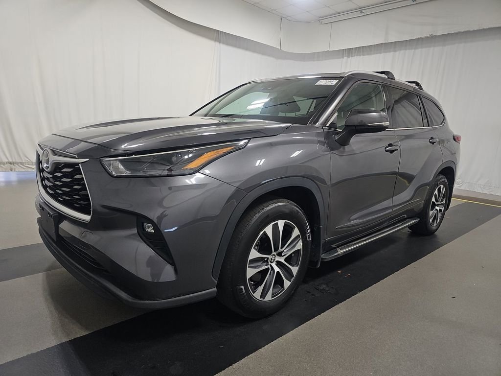 Used 2022 Gray Toyota XLE image 5