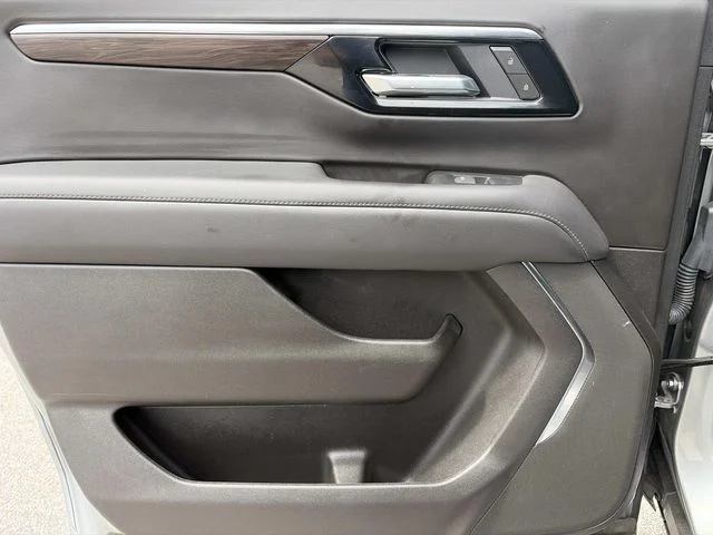 Used 2025 Gray Chevrolet Z71 image 10
