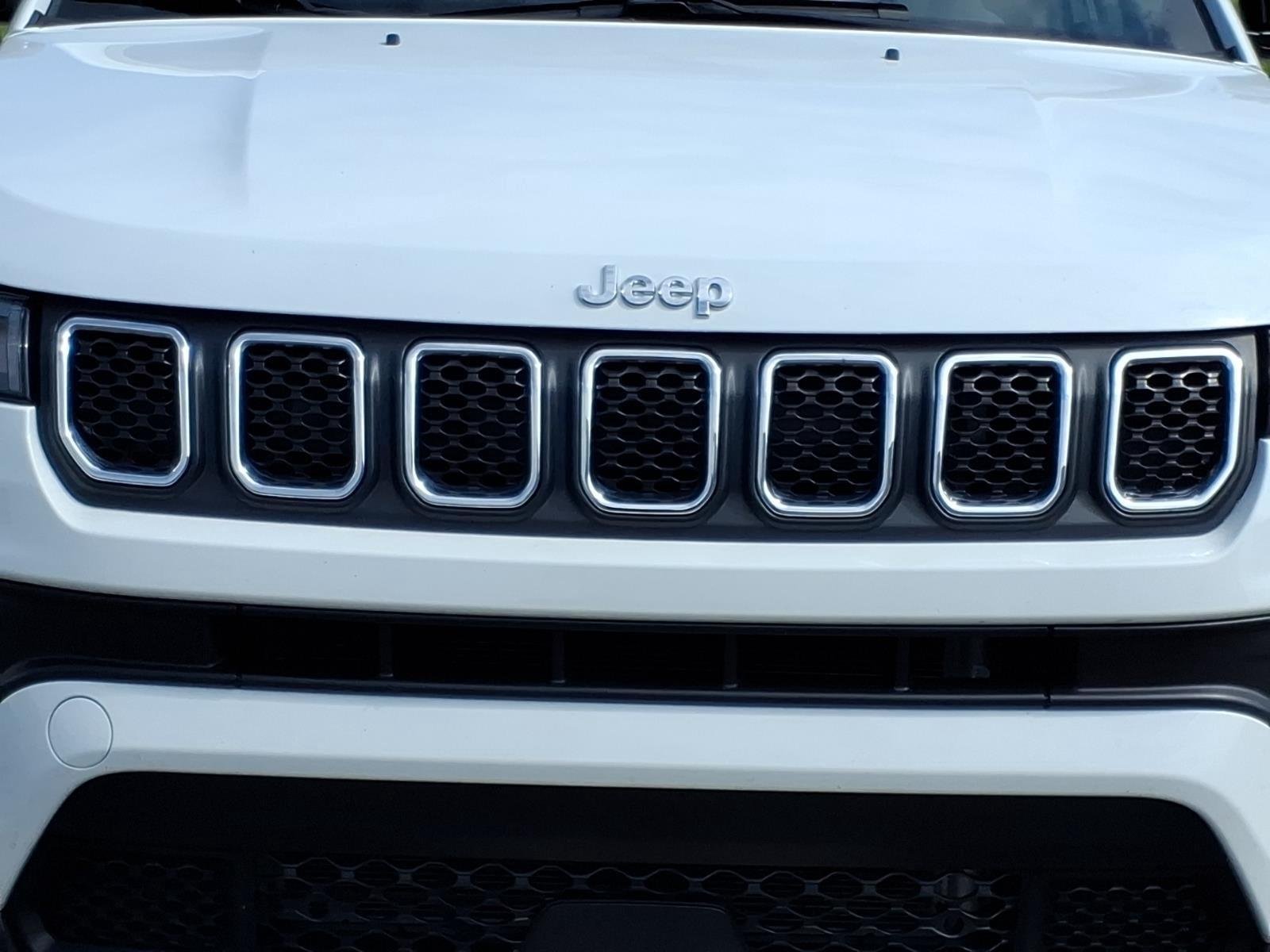 Used 2024 Bright White Clearcoat Jeep Latitude Lux image 5