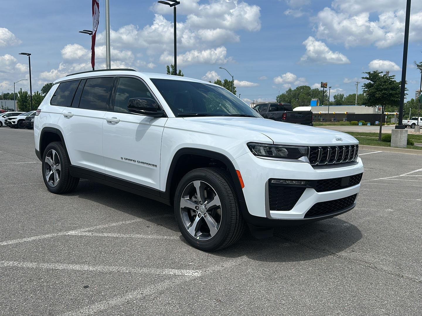 New 2026 Bright White Clear-Coat Exterior Paint Jeep Limited image 5