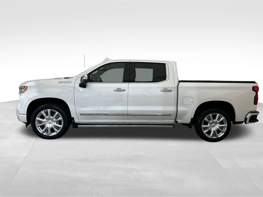 Used 2024 White Chevrolet High Country image 2