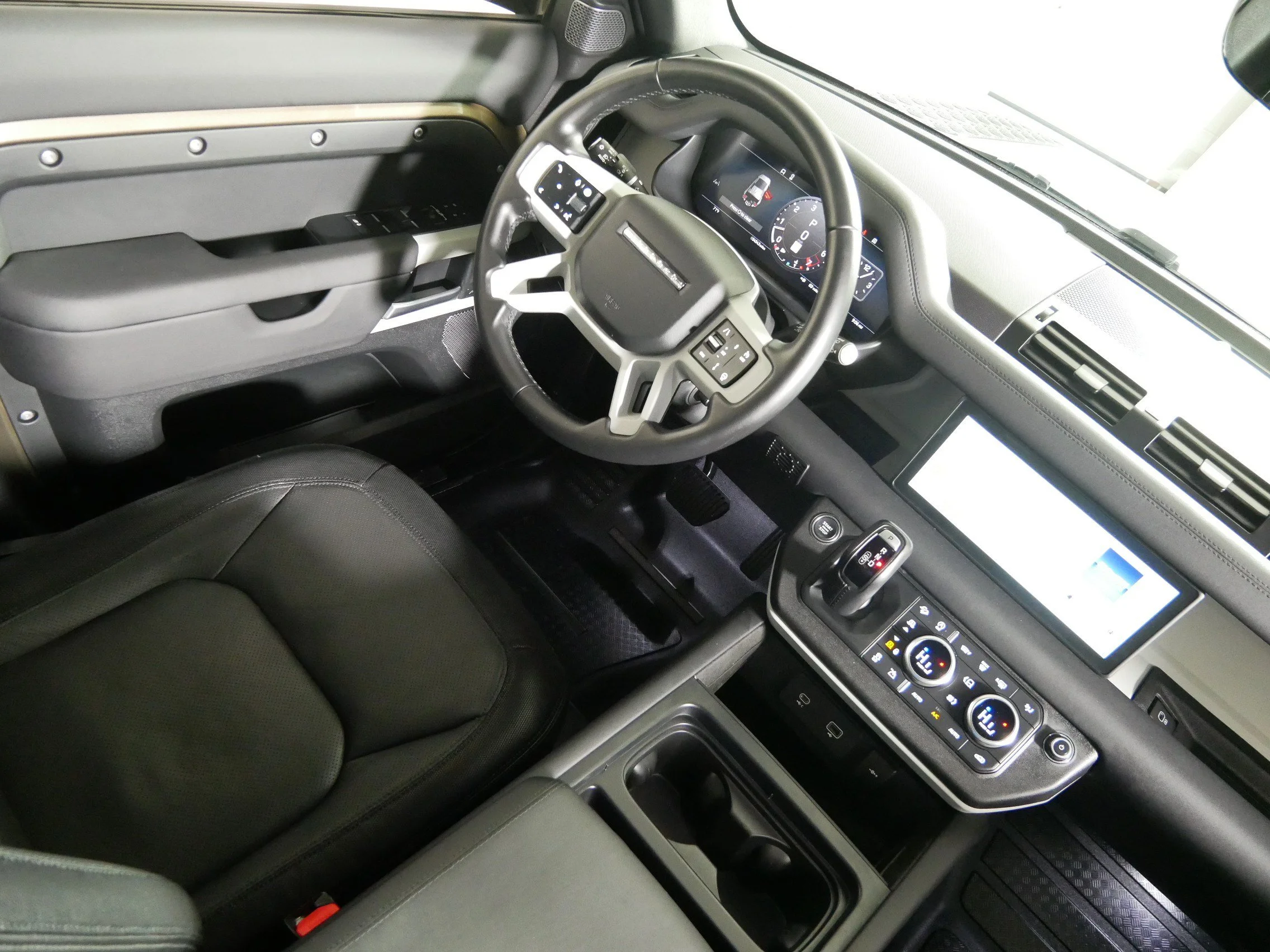 Used 2024 BRONZE Land Rover X-Dynamic SE image 9