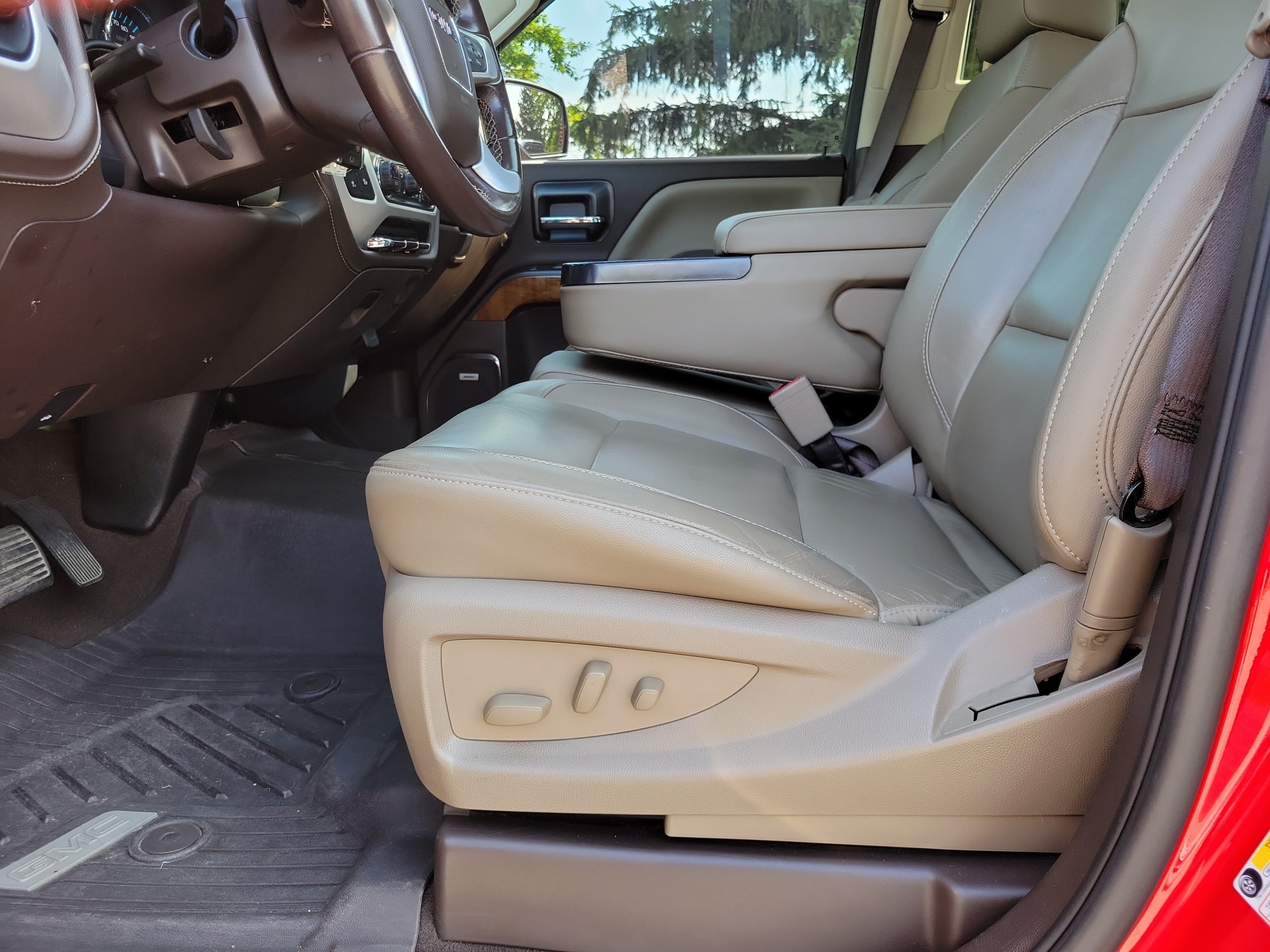 Used 2018 Cardinal Red GMC SLT image 16