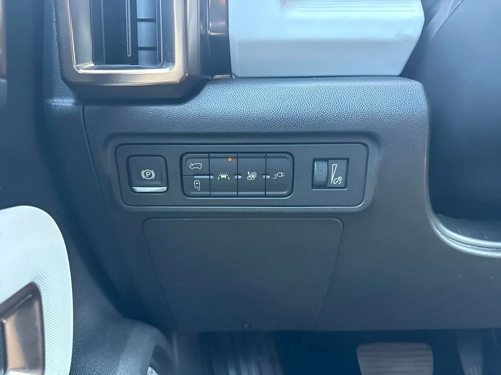 Used 2025 Interstellar White GMC 2X image 27