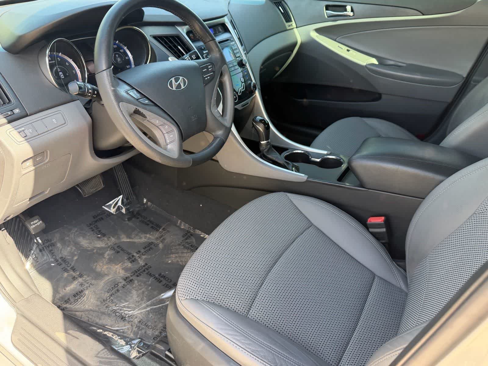 Used 2011 Radiant Silver Metallic Hyundai SE image 19