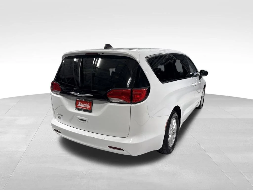 Used 2022 White Chrysler LX image 7