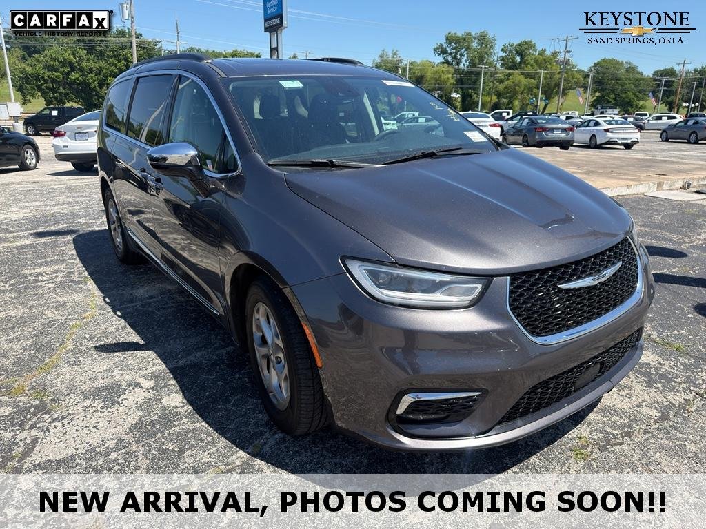 2023 Chrysler Pacifica Limited's photo