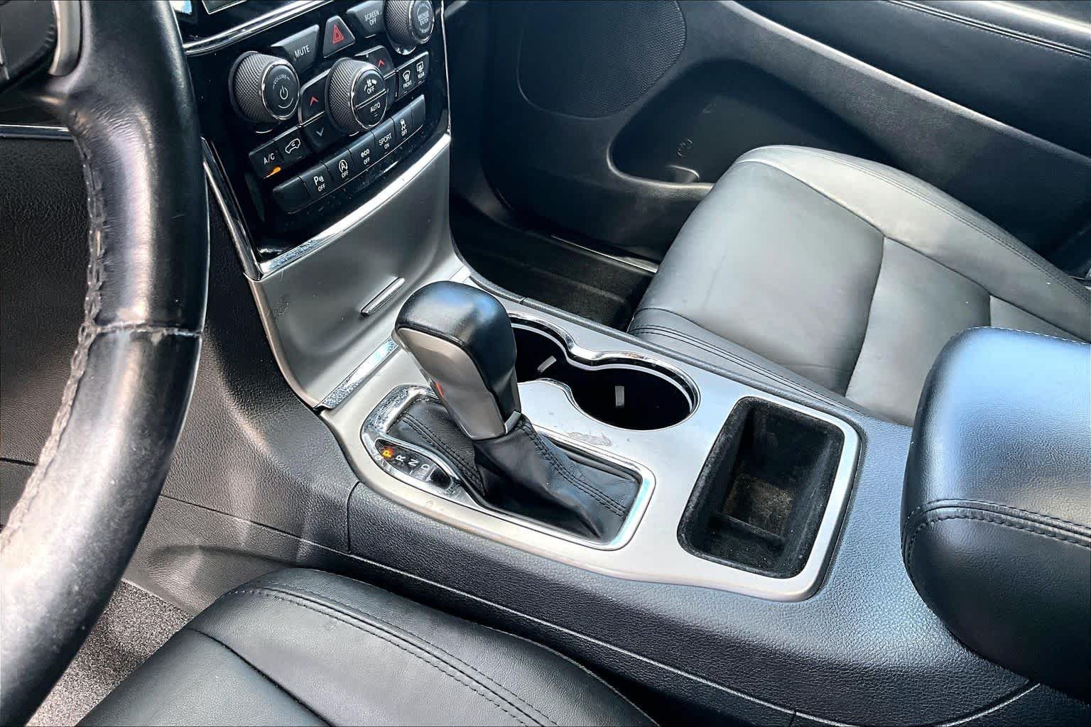 Used 2020 Diamond Black Crystal Pearlcoat Jeep Limited image 15