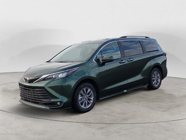 Used 2025  Toyota XLE image 1