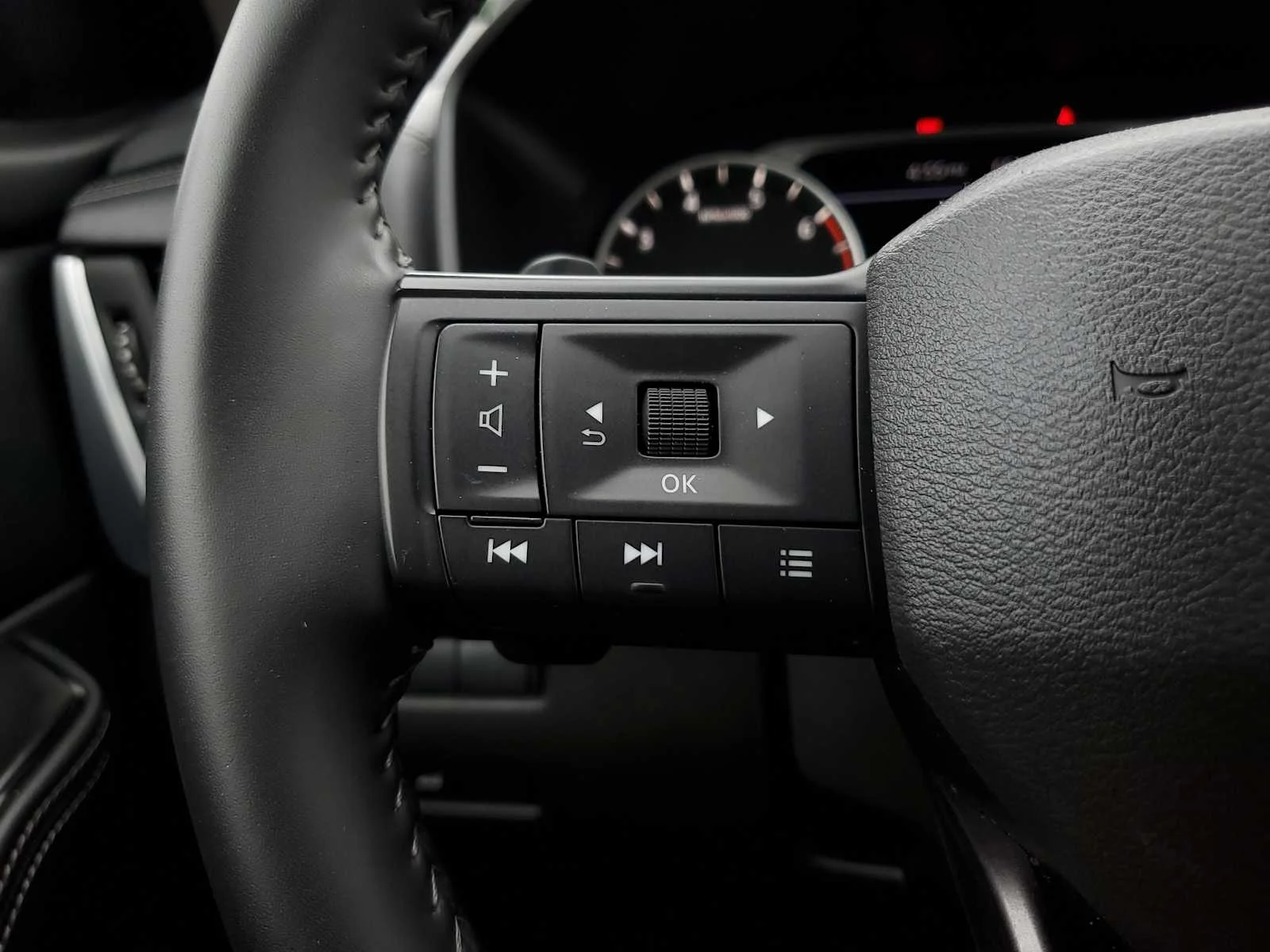 Used 2025 Deep Ocean Blue Pearl Nissan SV image 19
