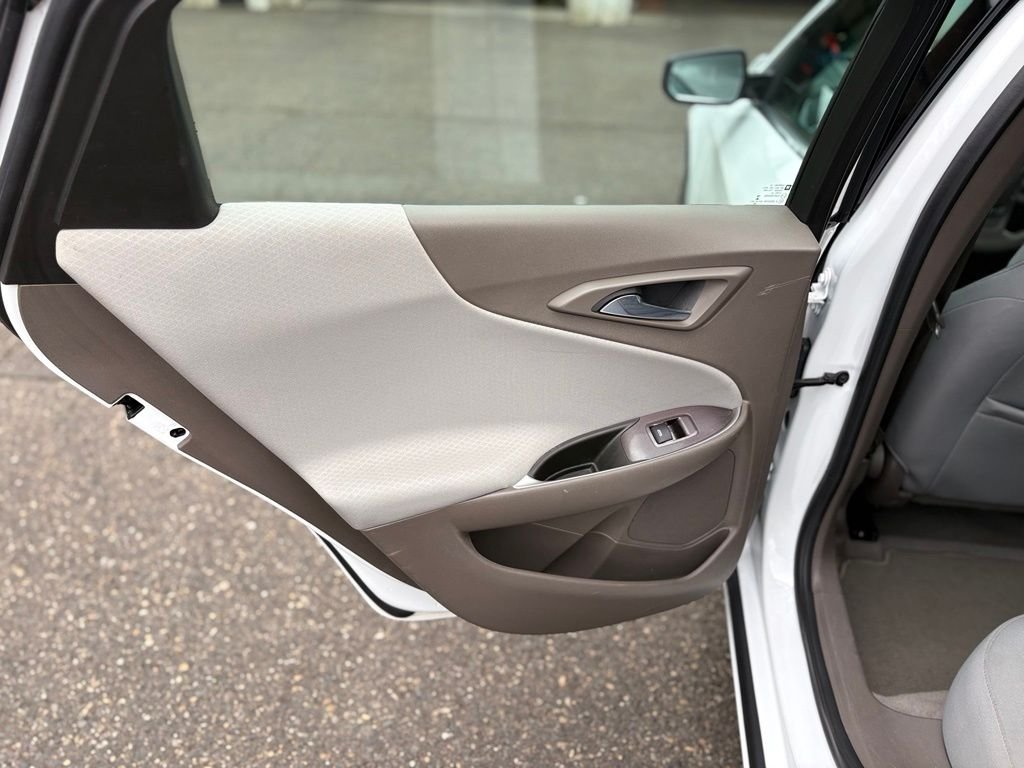 Used 2020 Summit White Chevrolet LS image 9