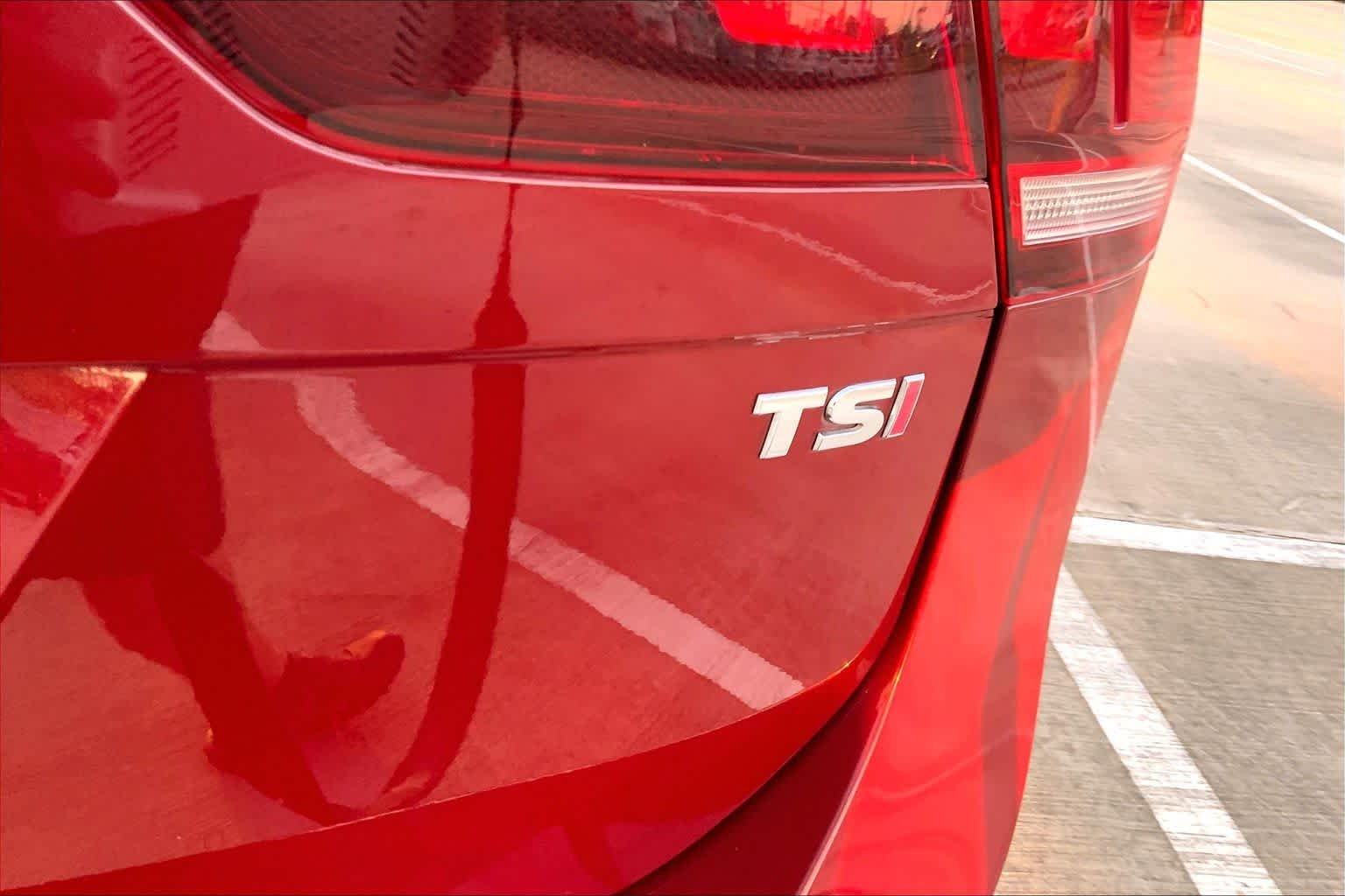 Used 2018 Cardinal Red Metallic Volkswagen SE image 10