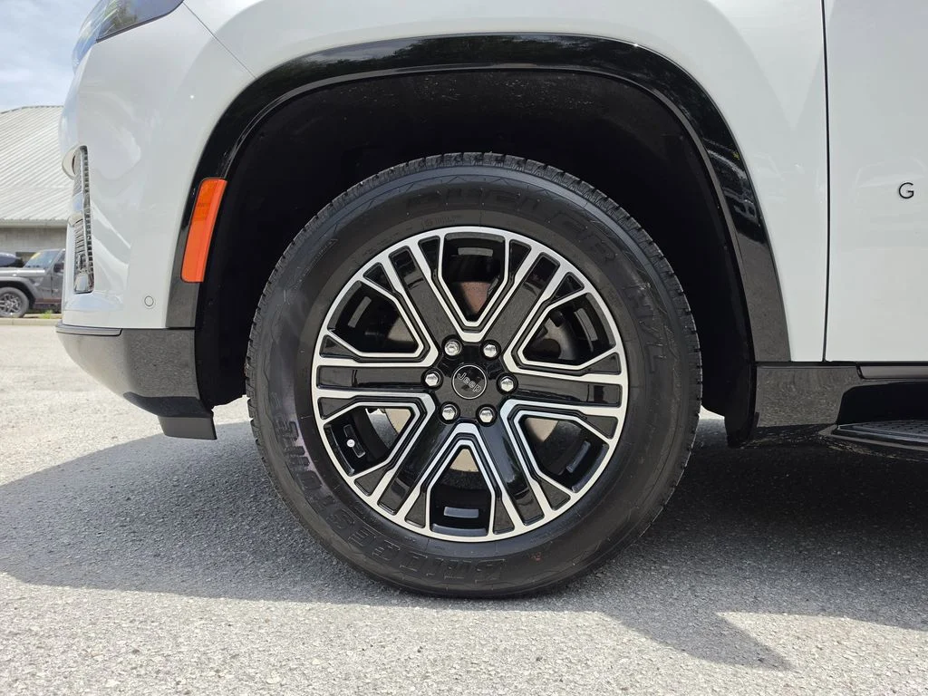 New 2026 Bright White Clear-Coat Exterior Paint Jeep  image 33
