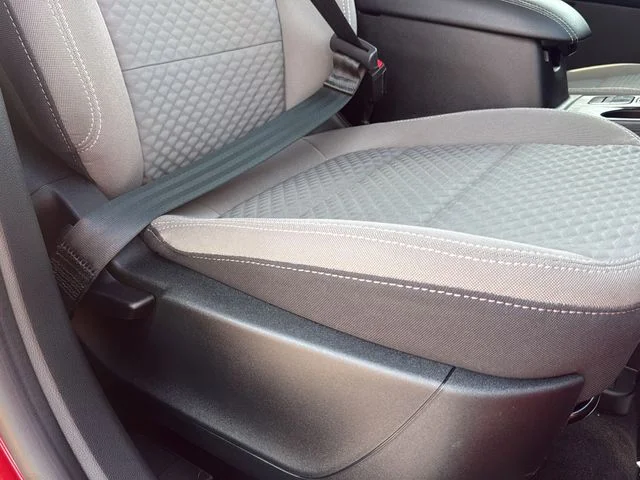Used 2022 Red Ford SE image 17