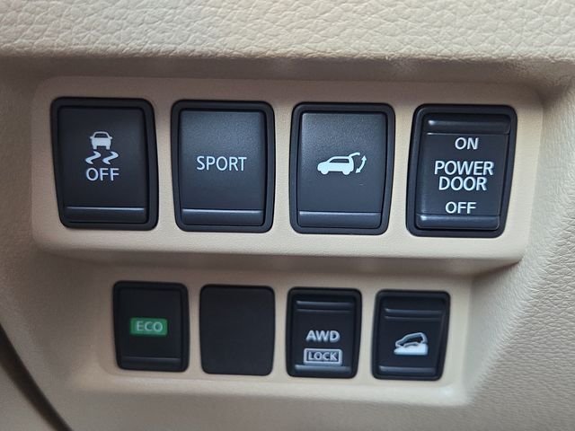 Used 2016 Pearl White Nissan SL image 10