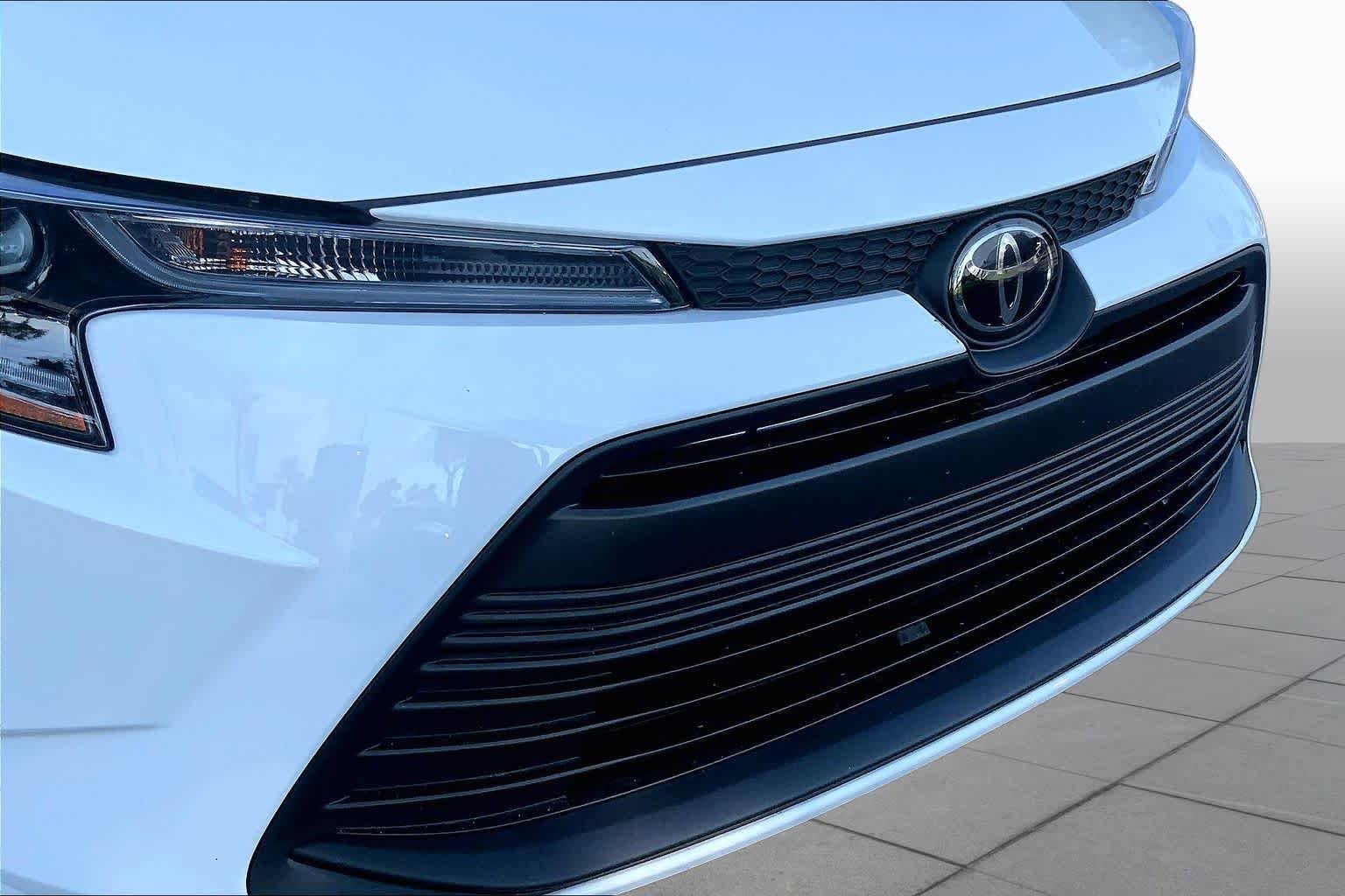 Used 2025 Ice Cap Toyota LE image 32