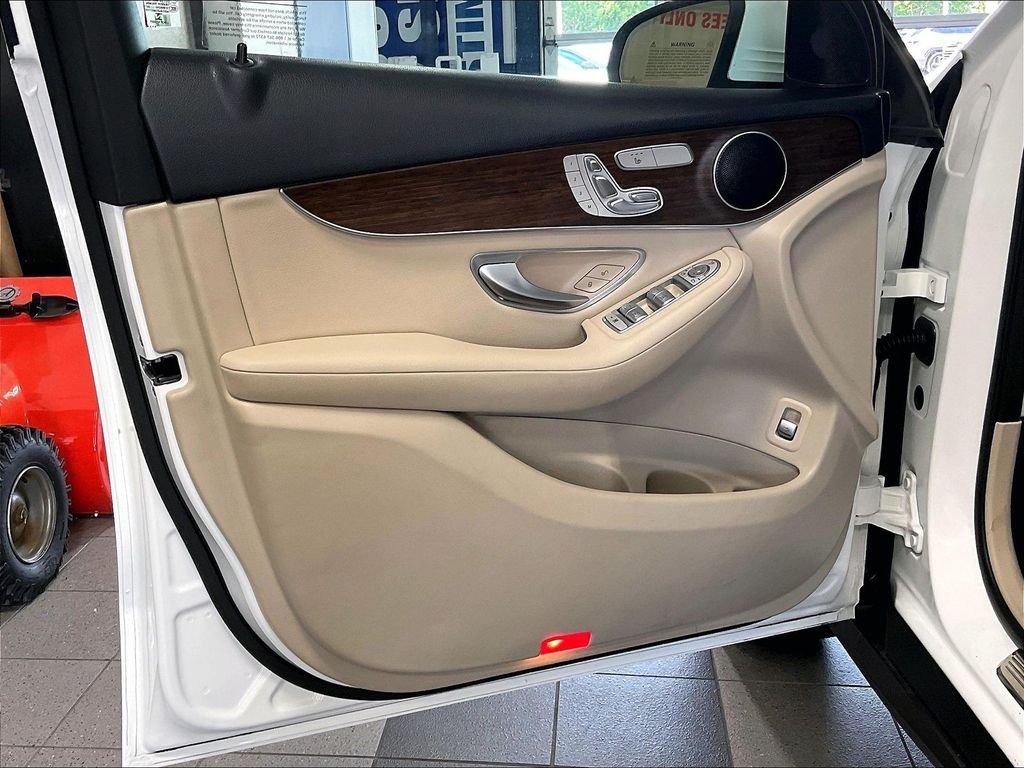 Used 2021 White Mercedes-Benz GLC 300 image 9
