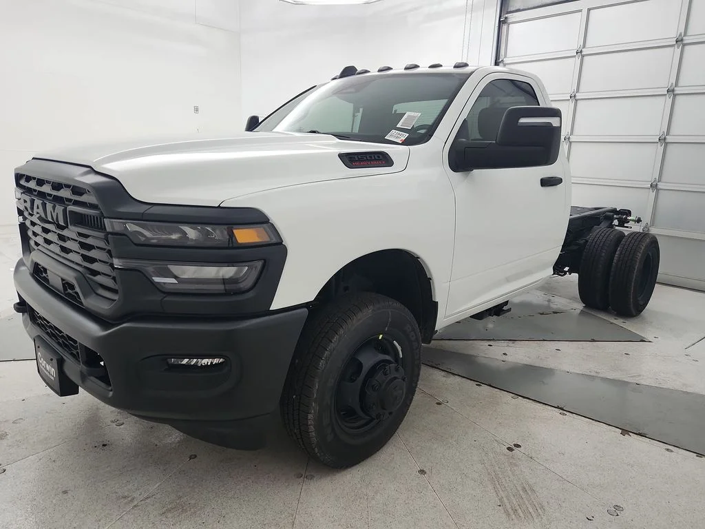 New 2026 Bright White Clear-Coat Exterior Paint RAM Tradesman image 4