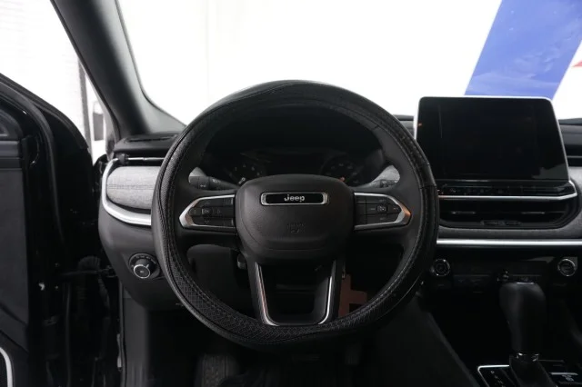 Used 2025 Diamond Black Crystal Pearlcoat Jeep Latitude image 25