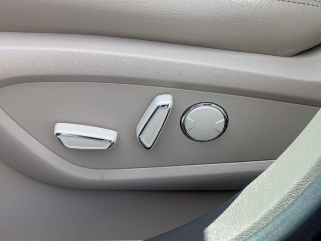 Used 2022 Red Lincoln Standard image 21