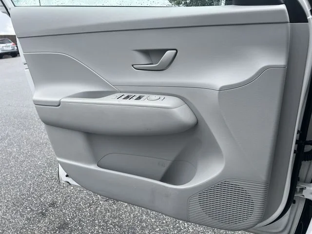 Used 2025 White Hyundai SEL image 31