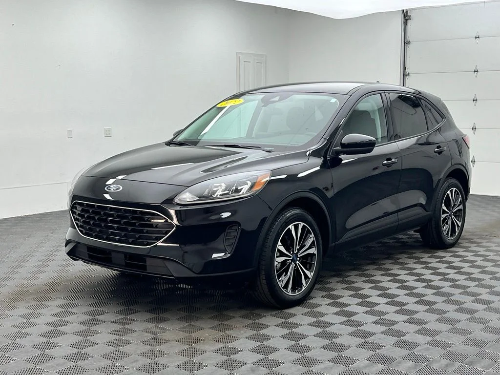 Used 2022 Black Ford SE image 16