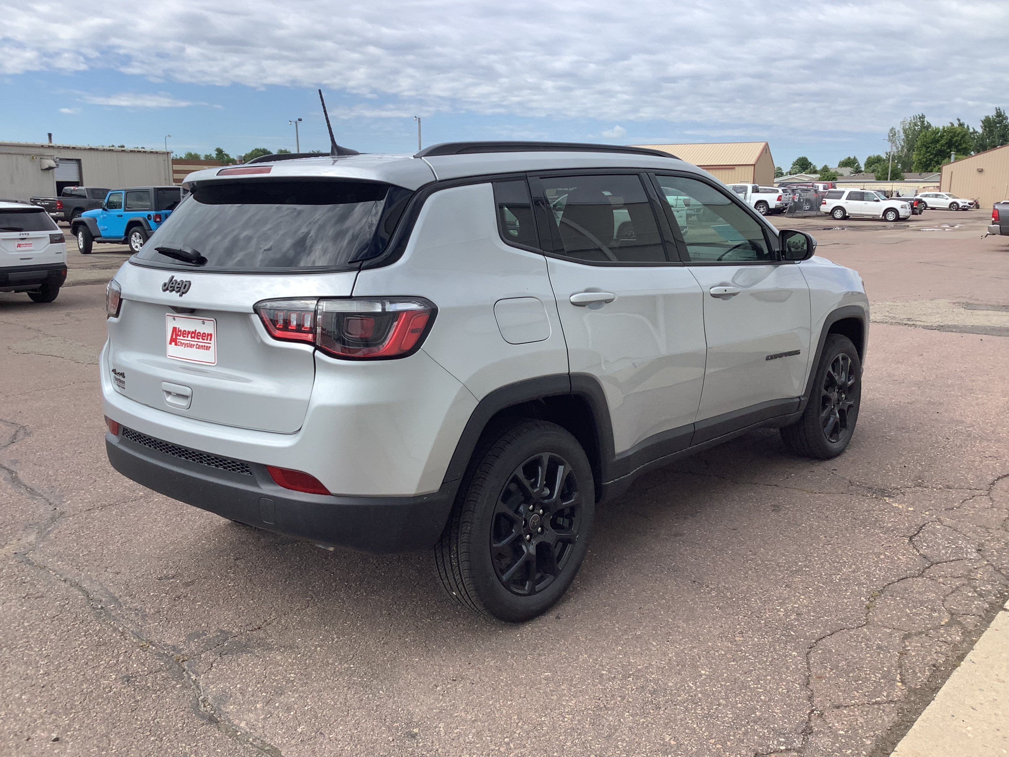 New 2026 Silver Zynith Metallic Clear-Coat Exterior Paint Jeep Latitude image 5
