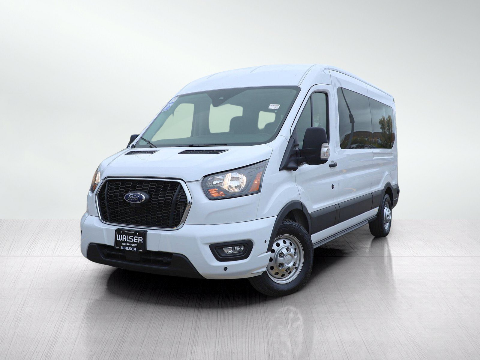 Used 2024 Oxford White Ford Xlt image 1