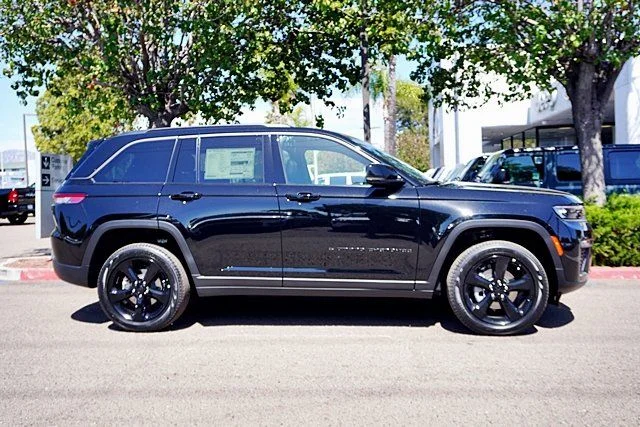 New 2026 Diamond Black Crystal Pearl-Coat Exterior Paint Jeep Limited image 7