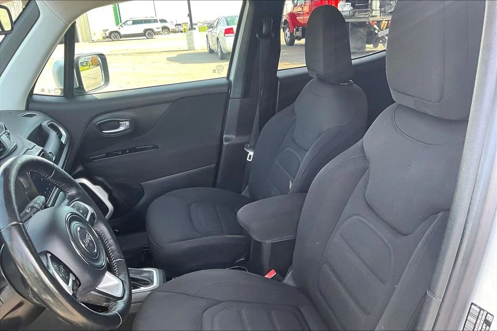 Used 2021 Silver Jeep Latitude image 24