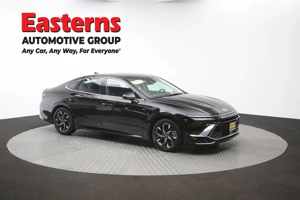 Used 2025 Black Hyundai SEL image 49