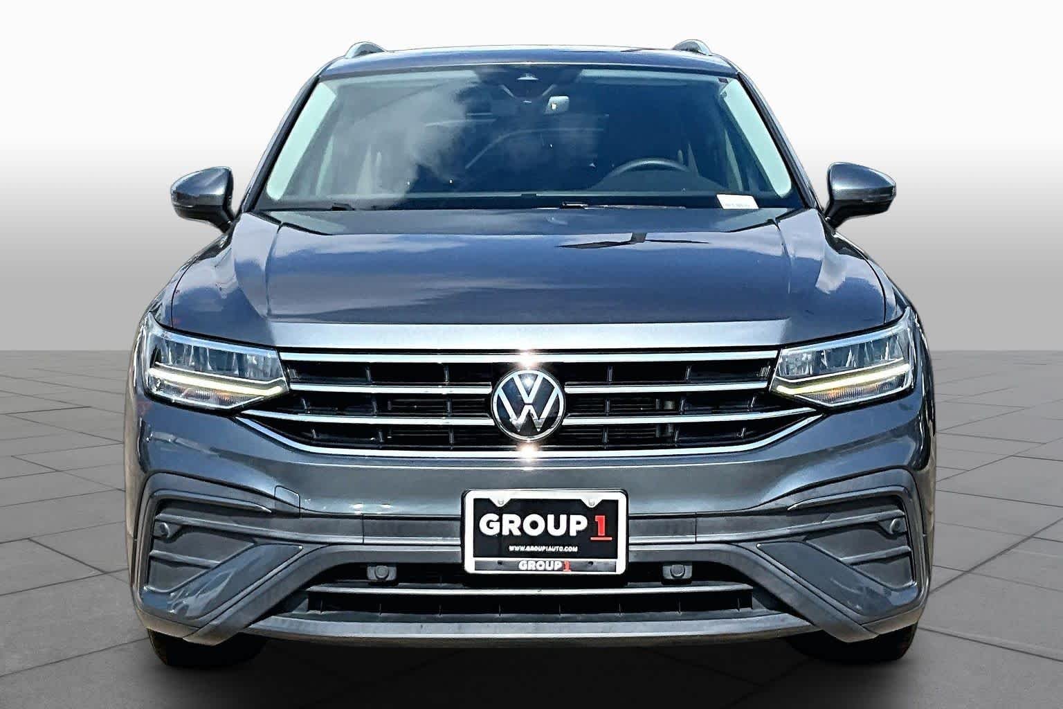 Used 2023 Platinum Gray Metallic Volkswagen SE image 4