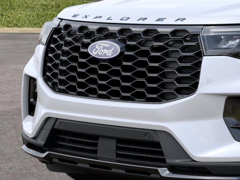 New 2027 Star White Metallic Tri-Coat Ford ST-Line image 17