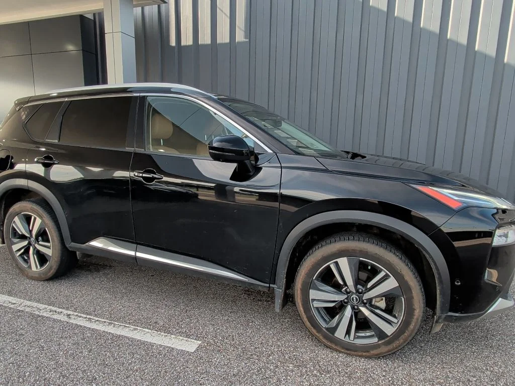 Used 2023 Black Nissan Platinum image 4