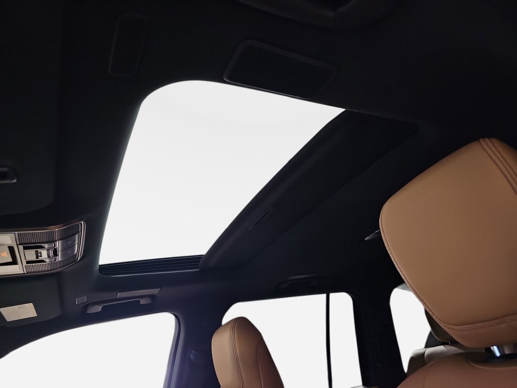 Used 2022 White Lexus 600 Premium image 33