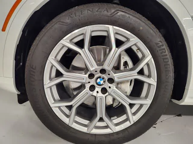 Used 2025 Alpine White BMW xDrive40i image 8