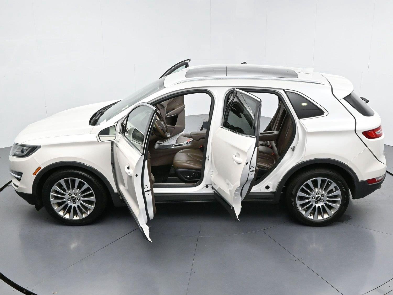 Used 2015 White Platinum Metallic Tri-Coat Lincoln FWD 4dr image 36
