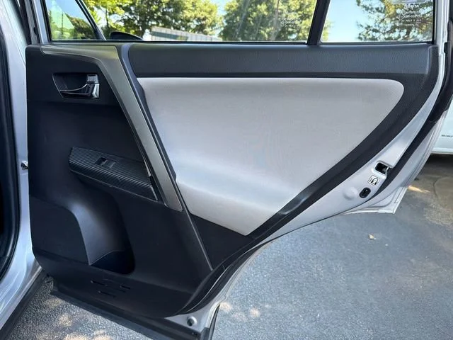 Used 2015 Silver Toyota XLE image 16