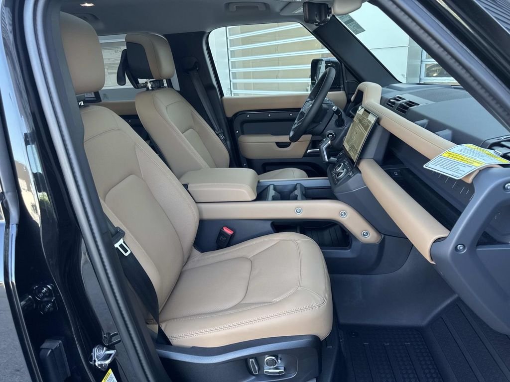 New 2026 Santorini Black Land Rover S image 9