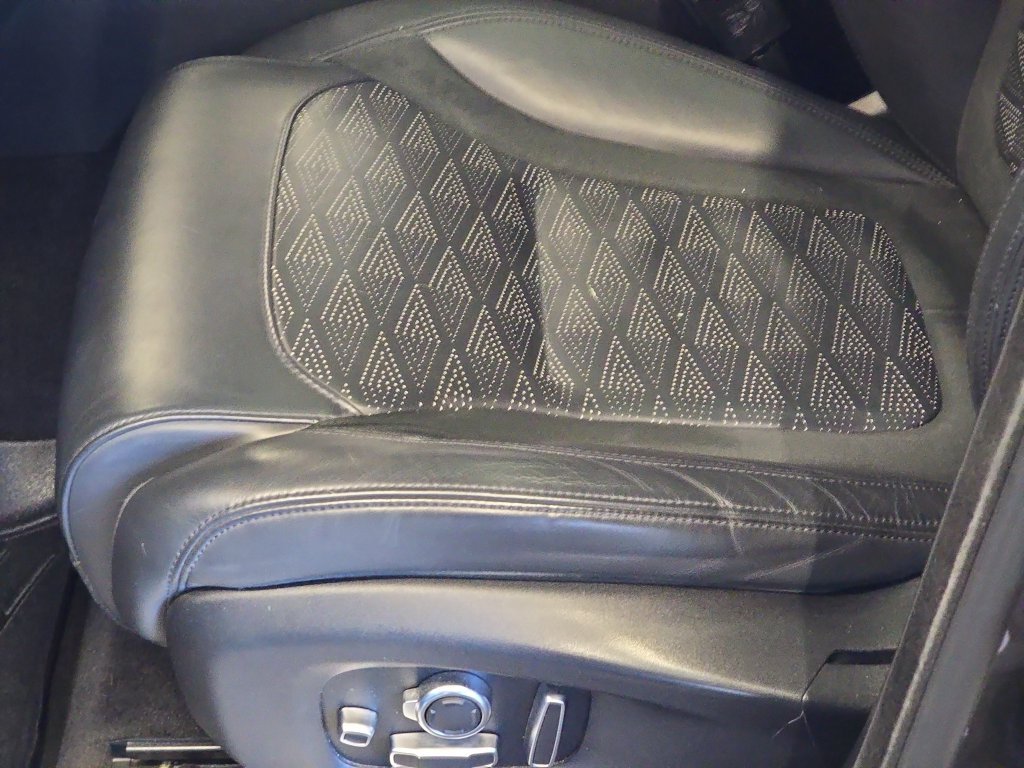 Used 2020 Black Land Rover SVR image 31