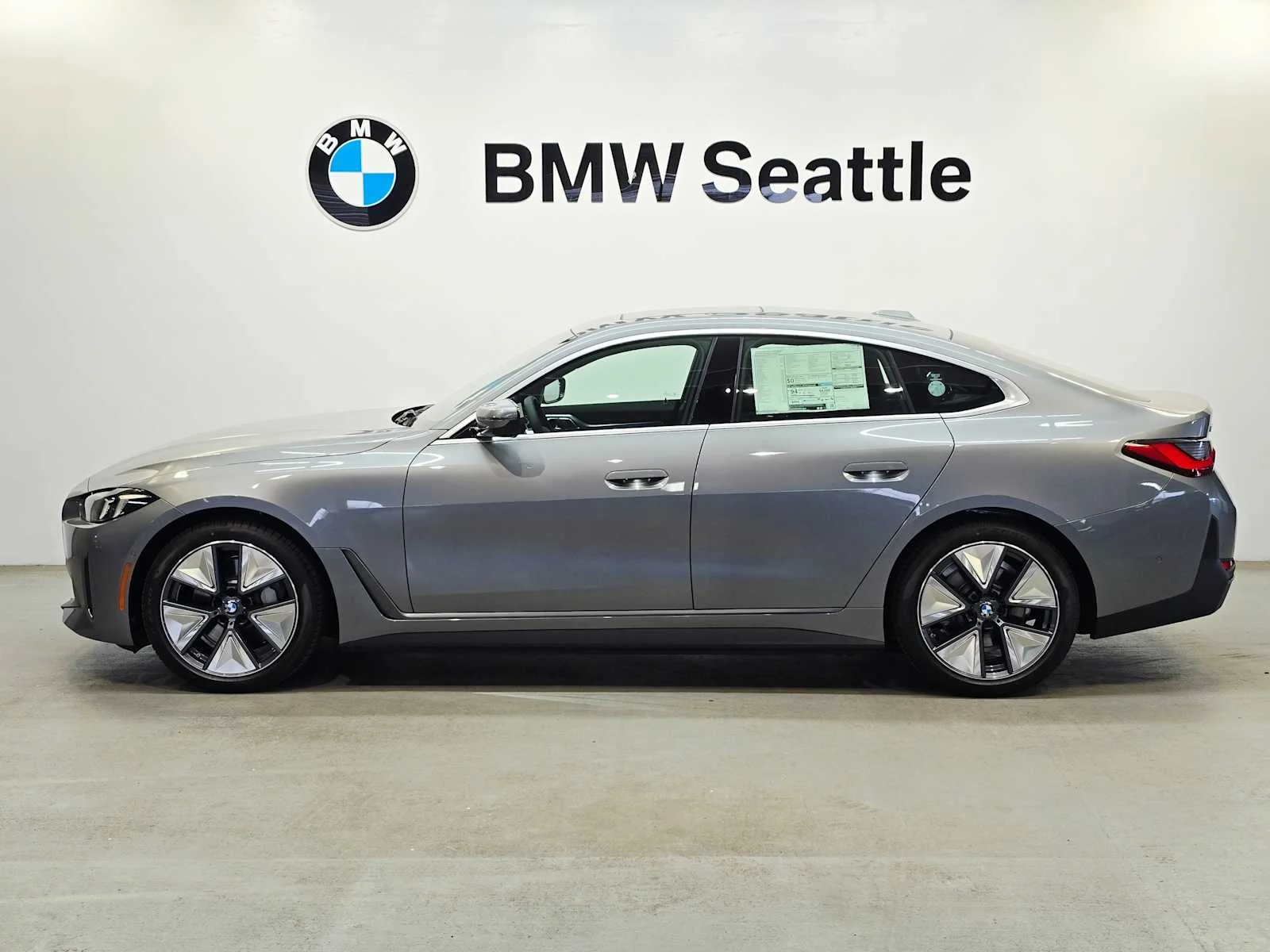 New 2026 Skyscraper Grey Metallic BMW xDrive40 image 3
