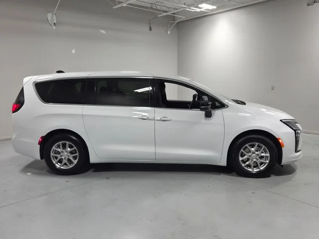 New 2027 Bright White Clear-Coat Exterior Paint Chrysler Select image 19