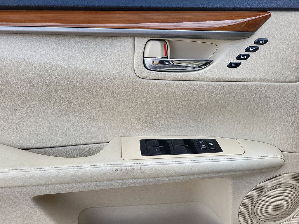 Used 2013 Red Lexus 300h image 9