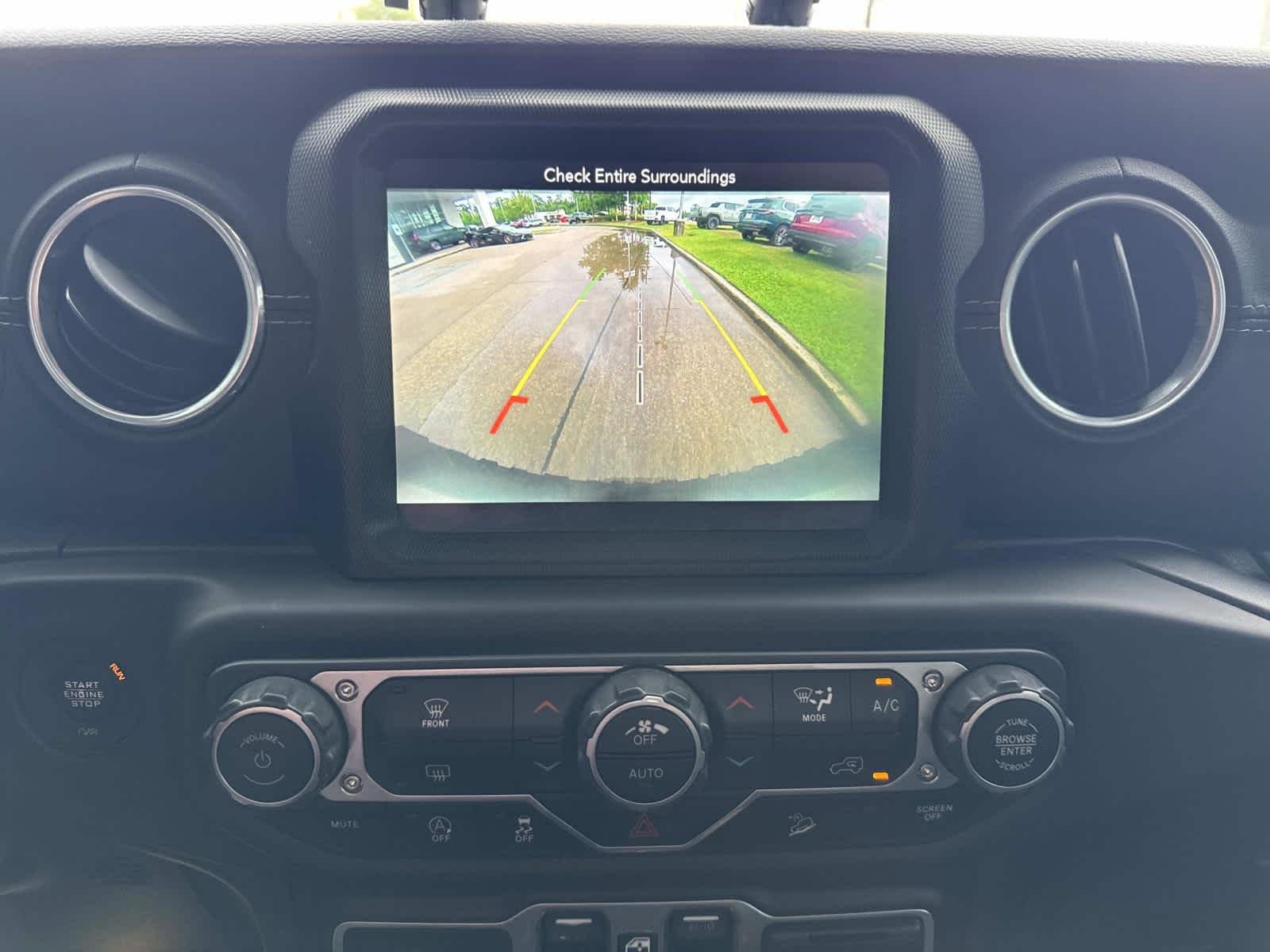 Used 2018  Jeep Sahara image 17