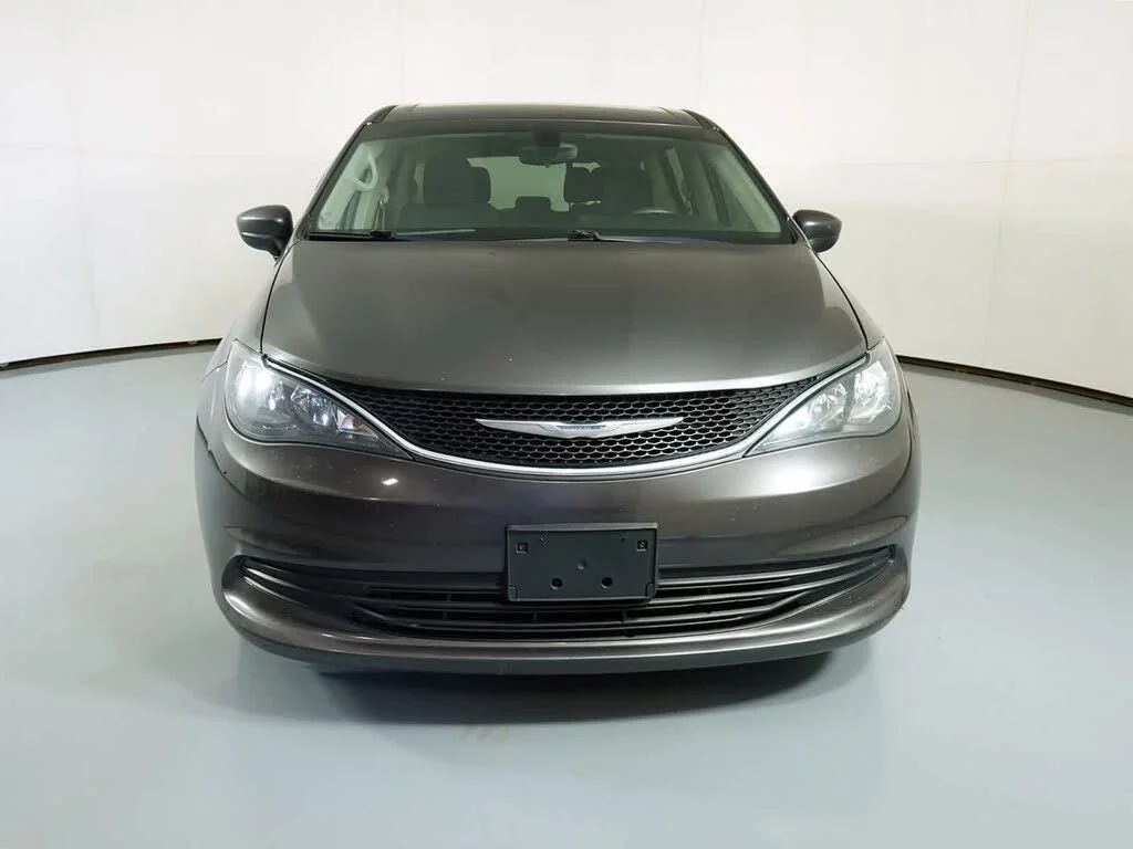 Used 2017 Gray Chrysler LX image 5