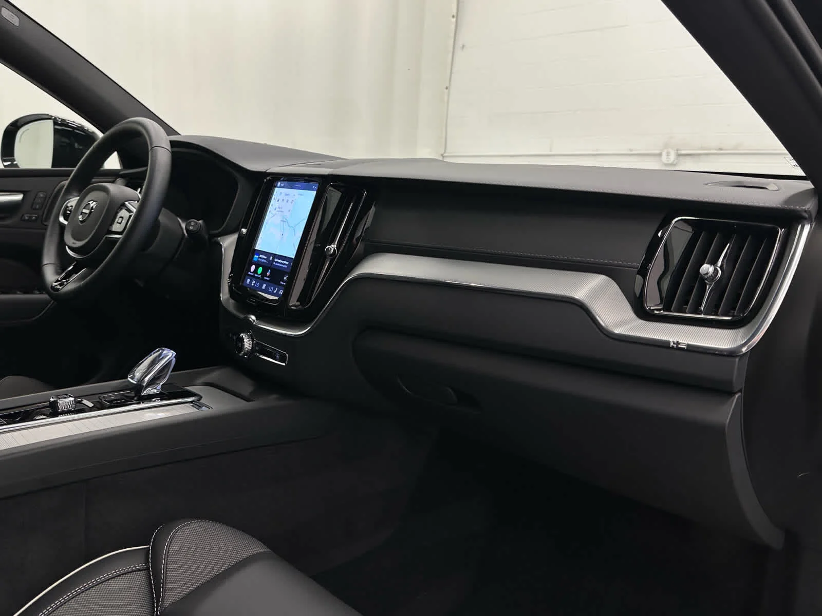 Used 2025 Onyx Black Metallic Volvo Ultra image 17
