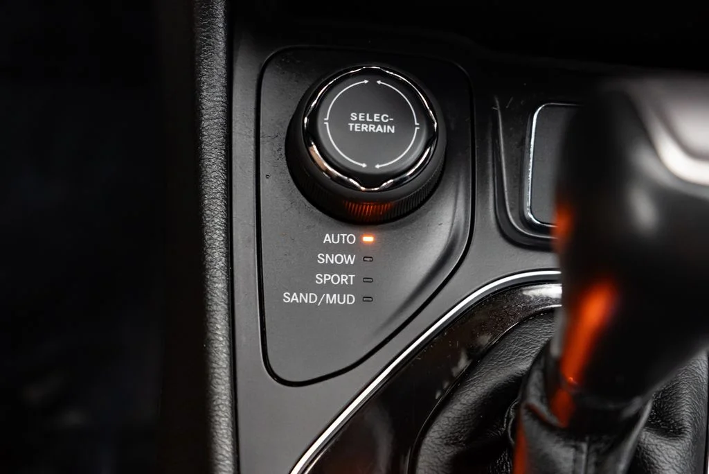 Used 2023 Gray Jeep Altitude image 21
