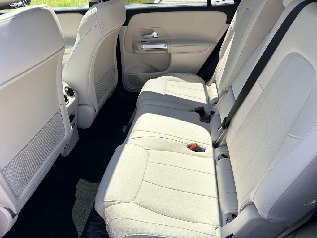 Used 2023  Mercedes-Benz GLB 250 image 14